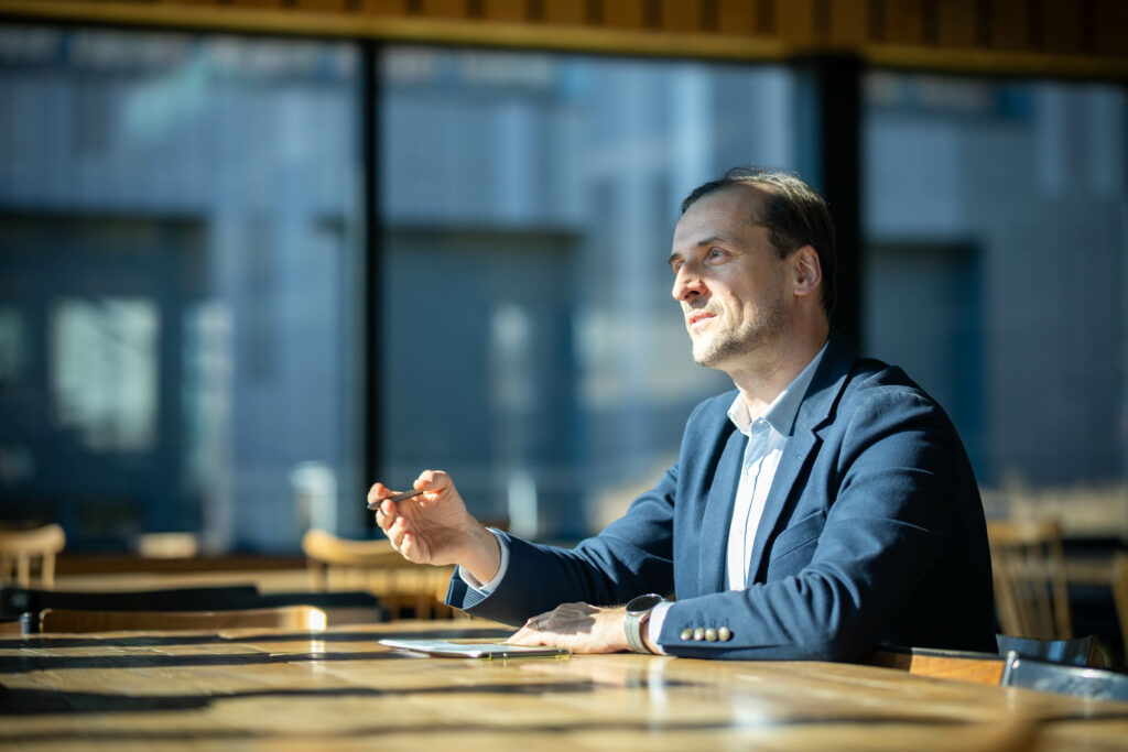 Antoine LEURENT lors d'un entretien client, en train d'expliquer